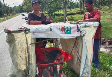 Potret Kemiskinan di Batubara Pemulung Terpaksa Bawa Kedua Anaknya Naiki Angkong