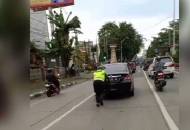 Viral Video Polantas Dorong Mobil Mogok Warga: Polisi Humanis