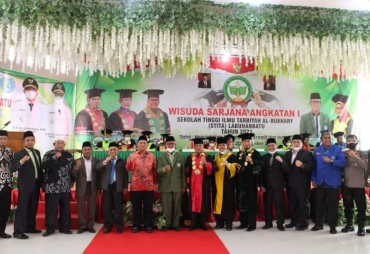 Pesan Bupati Kepada Wisudawan : Jangan Cepat Bangga Diri dan Puas