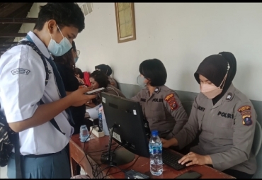 Polsek Medan Baru Vaksinasi Pelajar Tahap II di SMAN 4 Medan