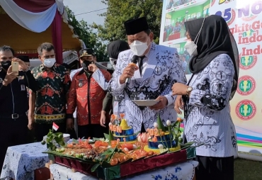 Pimpin Upacara HUT ke-76 PGRI dan HGN 2021 Bupati BU: Sekolah Kembali Melaksanakan PTMT