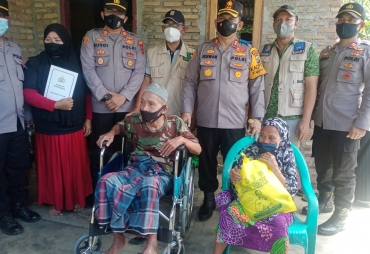 Kapolres Batubara Berikan Kursi Roda Kepada Warga Mengalami Kelumpuhan
