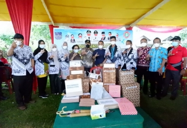 Warga Antusias Dapat Doorprize Ikut Gebyar Vaksin HGN dan HUT PGRI