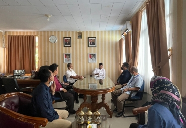 Tim survei Kemkominfo RI didampingi sekretaris PWI Provinsi Bengkulu membahas survei bersama Kepala Diskominfo Provinsi Bengkulu