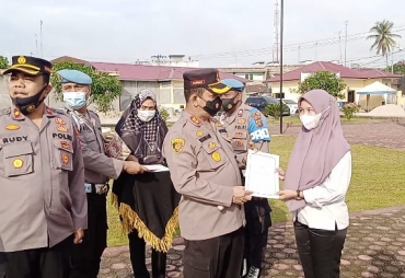 Kapolres Batubara Berikan Reward Ke PHL Ikut Serta Sukseskan Program Vaksinasi