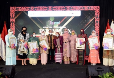 Nawal Lubis Raih Anugerah Penghargaan Perempuan Inspirasi Indonesia 2021