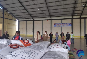 Pemkab Karo Serahkan Bantuan Pupuk kepada 169 KK Pengungsi Erupsi Gunung Sinabung