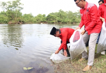 Menebar 10.000 Benih Ikan Nila Di Danau Kembar