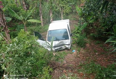 Supir Alami Kaki Keram Pickup Masuk Jurang