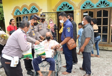 Kapolres Batubara Berikan Kursi Roda Kepada Warga Alami Kelumpuhan