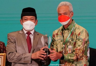 Ganjar Terima Penghargaan Inovasi dan Pengelolaan Zakat Terbaik Nasional