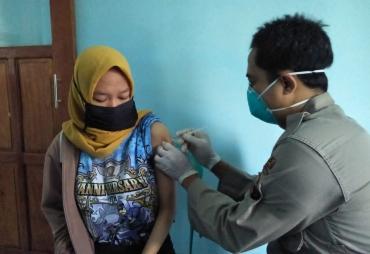 Polres Magelang Suntik Vaksin Kepada 398 Warga Lereng Gunung Sumbing