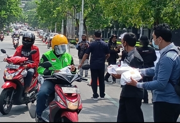 Wartawan Peduli Sosial Bagikan 300 Dus Nasi Kotak
