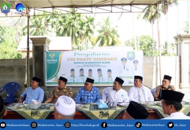 Penyerahkan Paket Sembako Kepada 20 Orang Mustahik Di Desa Lubuk Gung