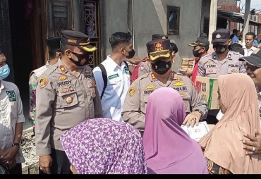 Kapolres Batubara Bantu Korban Kebakaran di Tanjung Tiram