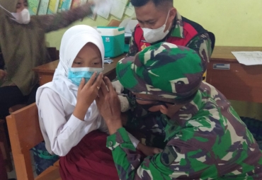 Koramil Tulis Beri Motivasi Dan Pendampingan Vaksinasi Anak Usia 6-11 Tahun