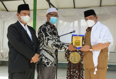 Wabup Deli Serdang Serahkan Bantuan Paket Sembako di Ponpes NU Al-Qomariah