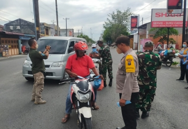 Polsek Kota Kisaran Bersama Muspika Ops Yustisi Bagikan Masker
