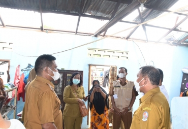 Bupati Ashari Tinjau Korban Bencana Angin Puting Beliung di Kecamatan Patumbak