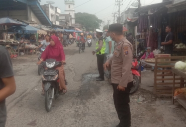 Cegah Kemacetan Personel Polsek Air Joman Giat Pengaturan Lalu Lintas