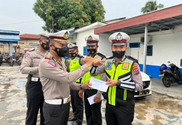 Kasat Lantas Polres Asahan Beri Reward Kepada Personel yang Sukseskan Vaksinasi