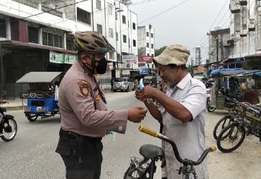 Personel Sat Samapta Polres Asahan Bagikan Masker Kepada Masyarakat