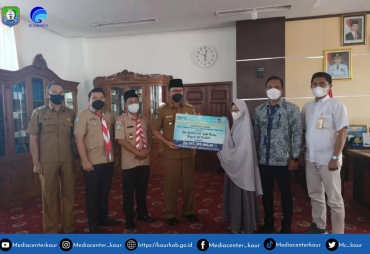 PT. Taspen Cabang Bengkulu Serahkan THT dan JKM kepada Ahli Waris ASN Kaur