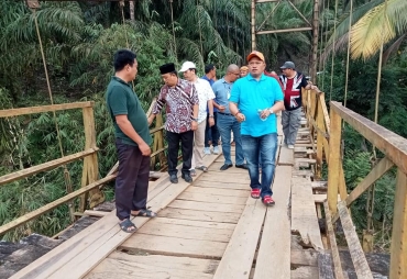 Bupati Wabup Dan Sekda Seluma Meninjau Jembatan Rusak Akibat Banjir 