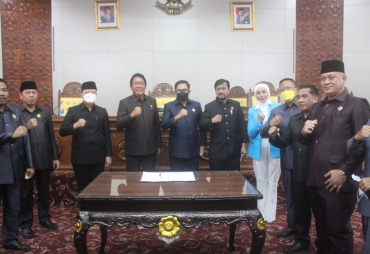 Rapat Paripurna Gubernur Jelaskan Masalah Aset View Tower dan Mess Pemda