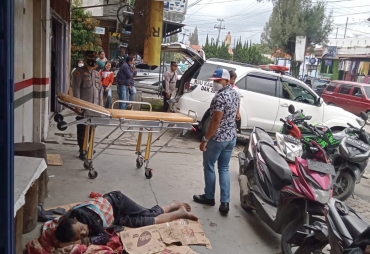 Tergeletak Di Pinggir Jalan Seorang Pria Dilarikan Ke RSU Kabanjahe