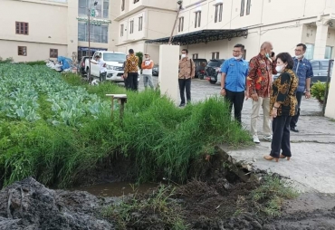 Bupati Karo Tinjau Pengerukan Saluran Parit Desa Raya