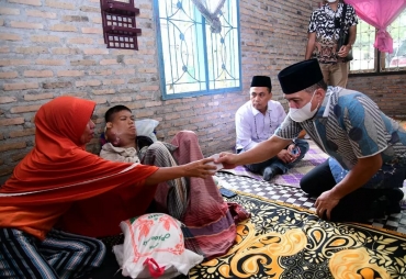 Bupati Bersama Ketua DPRD Batubara Bantu Pengobatan Pemuda Mengidap Kanker Leher