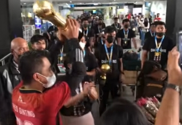 Theopilus Bersama Karo Mania Sambut Tim Karo United Di Bandara Kuala Namo