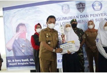 Bupati Bengkulu Tengah Berikan Hadia Kepada Pemenang Lomba Menulis Surat Tingkat SD Dan SMP