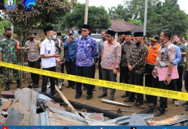  Bupati Kaur Menyerahkan Bantuan Kepada Korban Kebakaran