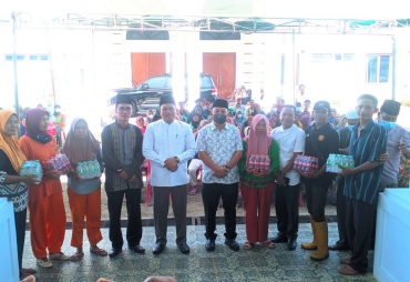 Menjelang Idulfitri 1443 H, Bupati Seluma Membagikan Bingkisan Kepada Petugas Lapangan Dinas Lingkungan Hidup