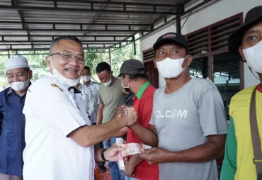 Baznas Asahan Salurkan Bantuan Kepada Petugas Kebersihan DLH