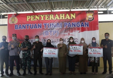  Polres Benteng Menyerahkan Bantuan Tunai Pangan (BTP-PKLW)