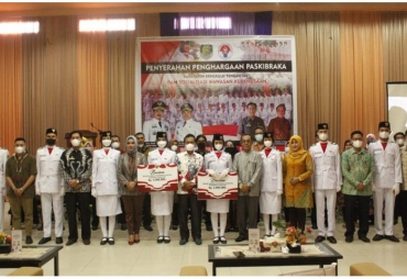 Sukses Pelaksanaan Pengibaran Bendera, Bupati Bengkulu Tengah Berikan Reward