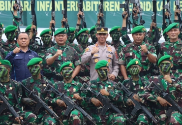 Kapolres Batu Bara foto bersama dengan prajurit TNI-AD (Foto : HumasPolresBB)