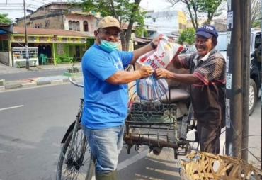 Roy Fachraby Ginting Saat memberikan bantuan sembako kepada warga kurang mampu.