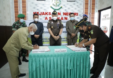 Penandatanganan Nota Kesepahaman dilakukan Bupati Asahan atas nama Pemerintah Kabupaten Asahan dan Kepala Kejaksaan Negeri (Foto : Diskominfo Asahan)