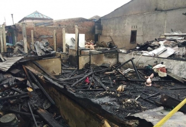 6 Unit Rumah Semi Permanen Terbakar di Desa Surbakti