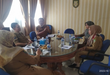 Kepala Bidang Hubungan Mediatik Henri S.STP langsung melakukan rapat pembahasan persiapan