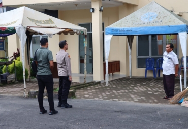 Kapolres Batu Bara AKBP Jose melakukan pengecekan kebersihan di ruang piket Mako Polres Batu Bara (Foto : Zulfauzan)