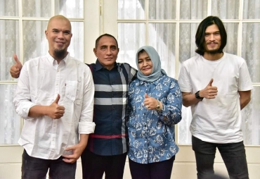 Edy Rahmayadi saat menjamu Pentolan Grup Band Dewa 19 Ahmad Dhani, Muhammad Devirzha dan Tim Dewa 19