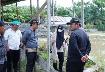 Direktur Pengembangan UMKM dan Koperasi Kementerian Perencanaan Pembangunan Nasional/BAPPENAS RI mengunjungi lokasi yang bakal menjadi Factory Sharing Pengelolaan Terpadu komoditas cabai merah (foto:ist)