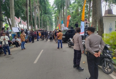 Polresta Deli Serdang Laksanakan Pengamanan Aksi Unras Pekerja dan Pensiunan PT Mara Jaya