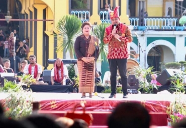 Hadiri Kerja Tahun Kuta Medan Walkot Medan dan Bupati Karo Menari Bersama