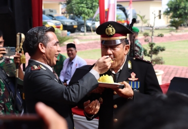 Kapolres Batu Bara AKBP Jose DC Fernandes memberikan potongan kue tumpeng kepada personel (Foto : Humas PolresBB)